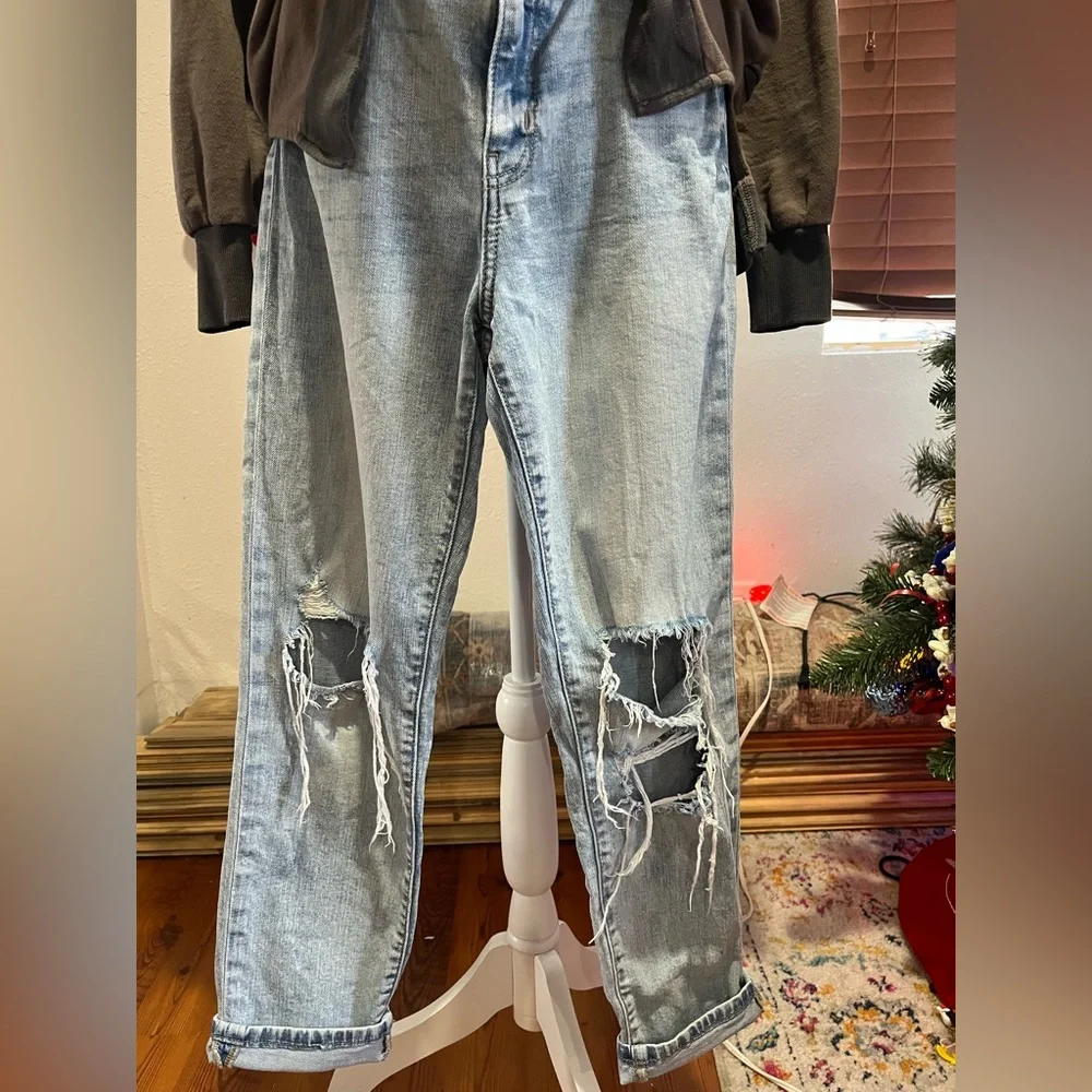 Willow &Root distressed mom jeans Buckle - Picture 2 of 12